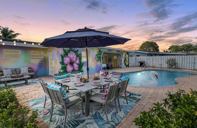 Tropical Oasis Retreat - Private yard w Pool, Fire Pit -15 mins to beach!