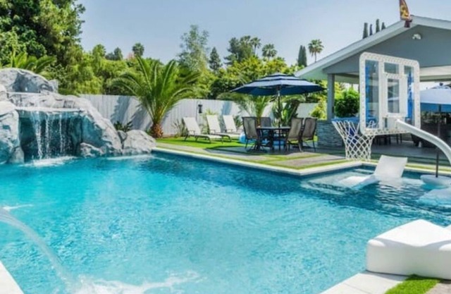 Tropical Oasis w/hot tub, heated pool, waterfall