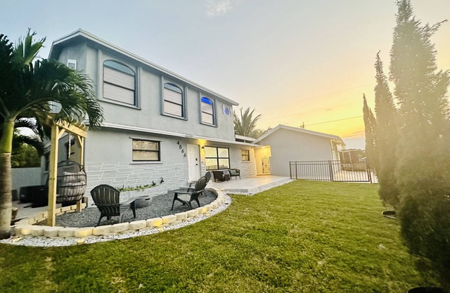 Tropical Paradise 3 Bedrooms, 2 Baths, Coconut Palms, Jacuzzi, Shopping, Beaches