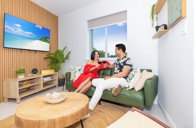 Tropical Property- 8 People 2 Bedrooms- Top Location - Parking - Laundry