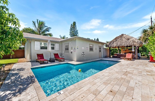 Tropical Tiki Hut Villa – Reno 4Bdr with Heated Saltwater Pool, King Beds & 6TVs