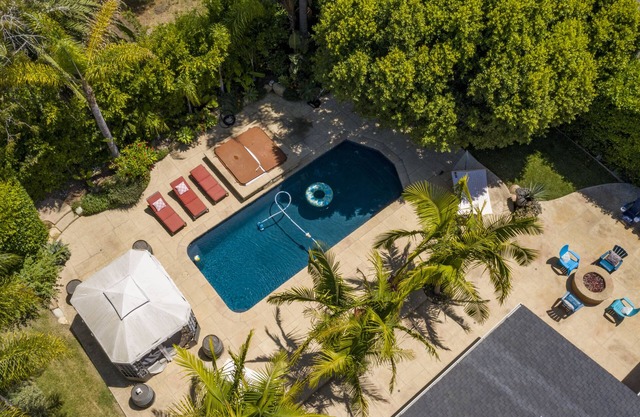 Tropical Villa. Pool & Hot Tub. 5 Minutes to Beach or Downtown!