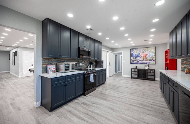 TROPICAL VILLA RETREAT!!! WEDDINGS ALLOWED!!!!! SLEEPS 40+