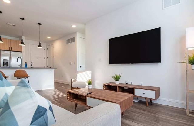 Troubadour Landing #456 I Modern 1 Bed Apt in Austin