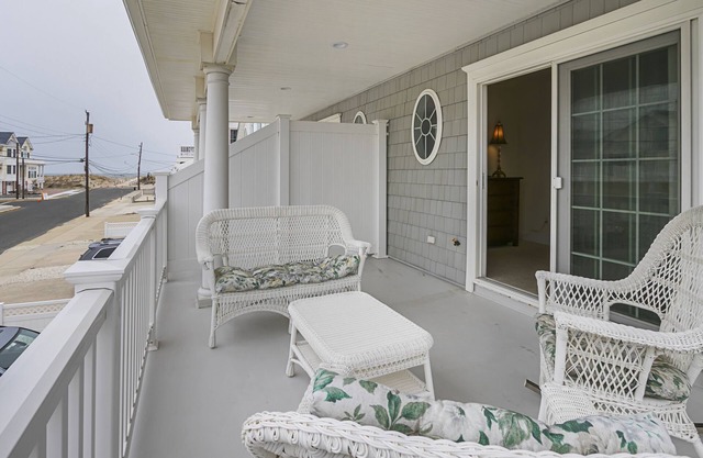 TRUE BEACH-BLOCK TOWNHOUSE , NO STREETS TO CROSS TO GREAT BEACH