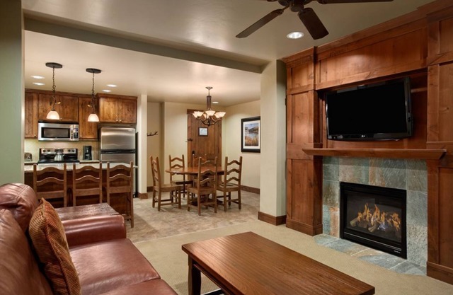 TRUE Ski In/Ski Out Luxury Master Suite Condo - Grand Lodge Peak 7 Resort D