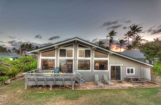 TRULY BEACHFRONT House + 2 cottages for extra guests or privacy