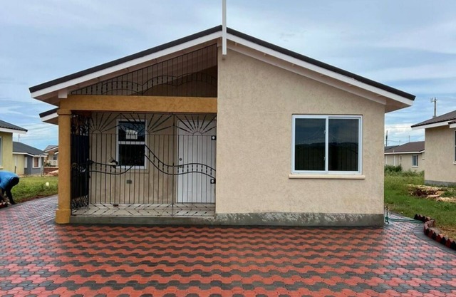 Ts Staycation - a charming 2-bedroom house with WiFi, AC in Spanish Town