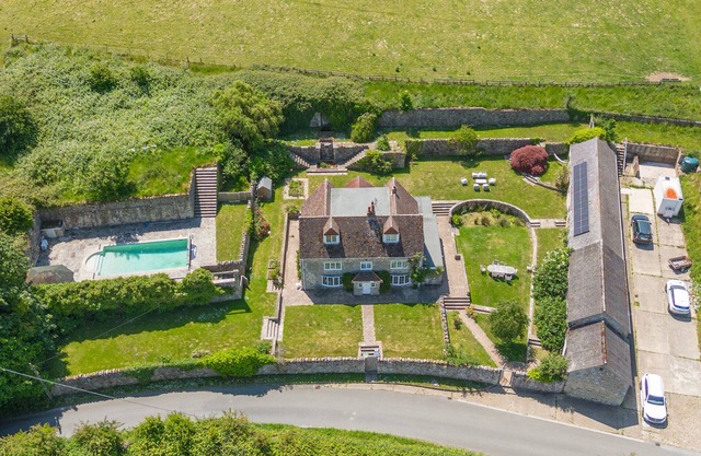 TUCKERS FARM, pet friendly, luxury holiday cottage in Gatcombe