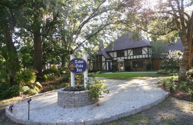Tudor Oaks Inn