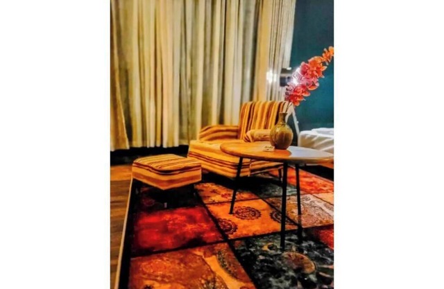 Tulivu Escape: Friends/Family Room