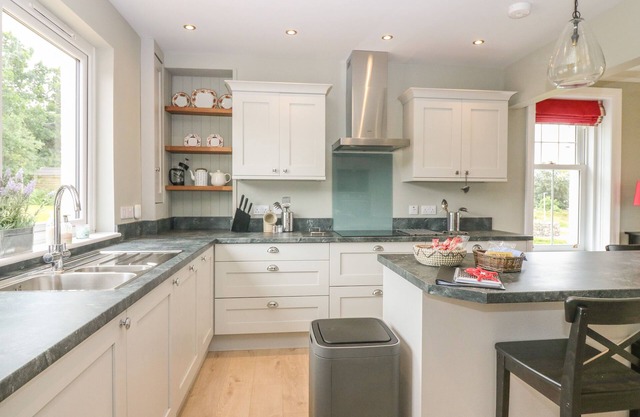 TULLOCHGORM, pet friendly, country holiday cottage in Arisaig