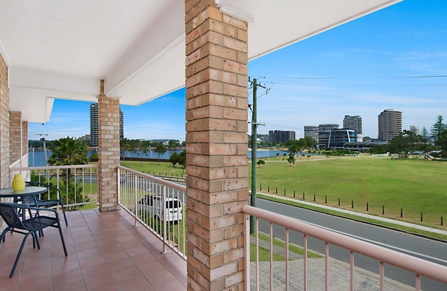 Tumut Unit 2- Easy Walk to Rainbow Bay Beach and Twin Towns Services club, Wi-Fi is included