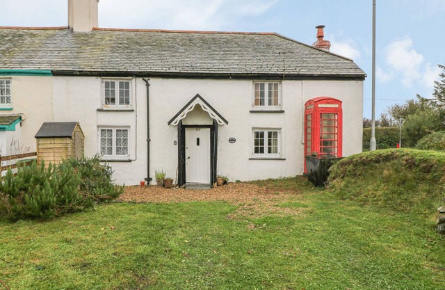 TURNPIKE COTTAGE, pet friendly, with open fire in Woolfardisworthy