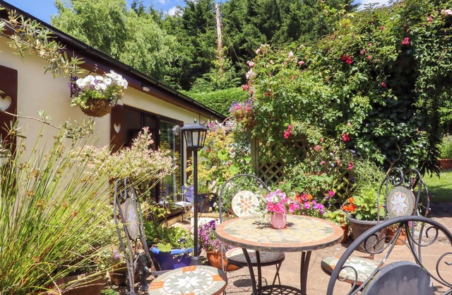 TURNPIKE LODGE, romantic, country holiday cottage in Brixham