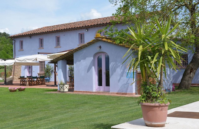 Tuscan style villa with swimming pool ideal for families and large groups