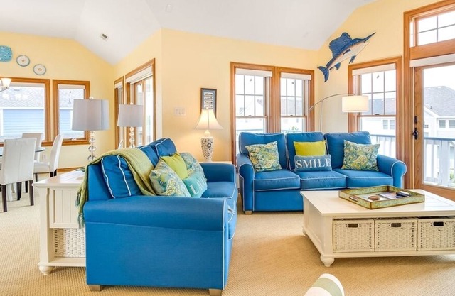 Twice The Fun II, 5-min walk to Corolla beach, restaurants, & shopping.