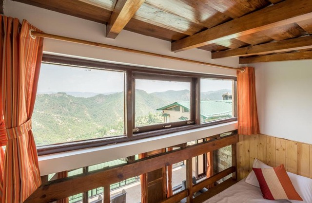 Twilight Ridge, Studio overlooking the hills w wifi by Roamhome