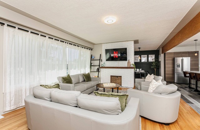 Twin bed Dreams W/AC - Near Rogers Place/RAH/NAIT