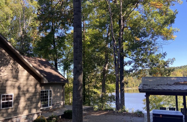 Twin Canoes Lodge, A Waterfront Oasis. Kayaks & Canoes. HotTub & Sauna. 6 Acres.