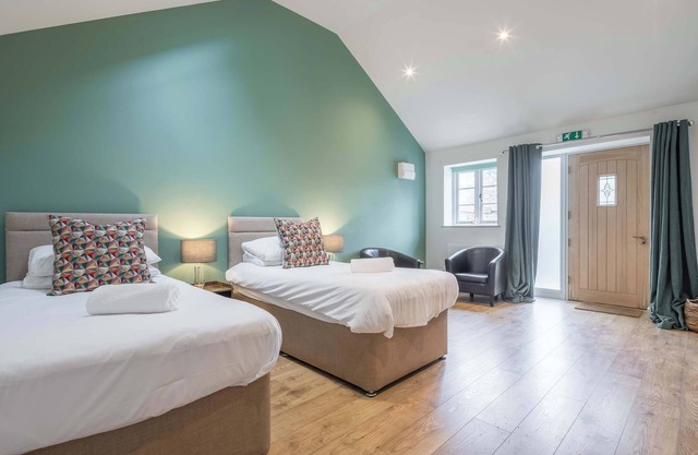 TWIN Deluxe Disabled Access and Wet Room with Courtyard View - Newton