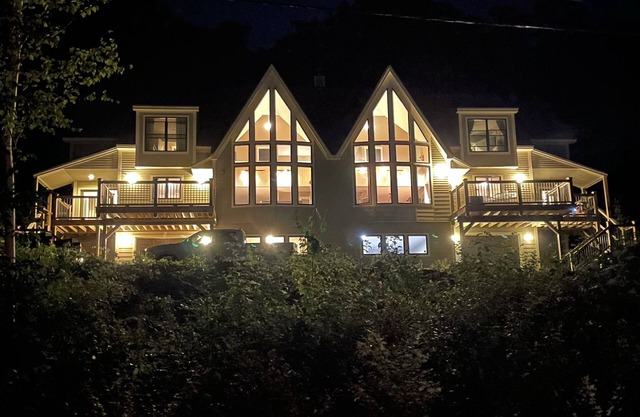 Twin Peaks - Combined two unit mirrored duplex; sleeps 20, two hot tubs, two theater rooms