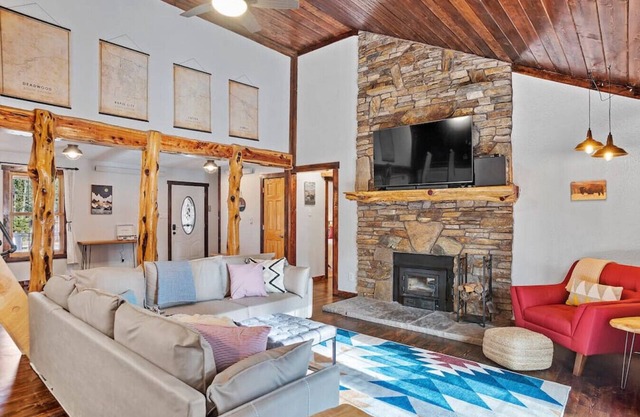 Twin Sisters Court · ★Tatanka Hideaway★Hot Tub★Pool-Table★Massive Space