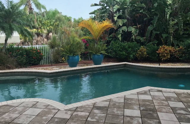 Two 1/1 Private Villas with Tropical Pool and Bar, Canal View