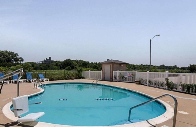 Two Affordable Rooms with Complimentary Breakfast | Pool Access