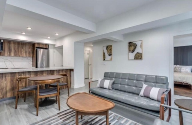 Two Bed & Breakfast Eterno Davie Village by Sunset Beach & Parking