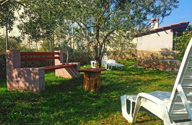 Two bedroom apartment with terrace Lukoran, Ugljan (A-20387-b)