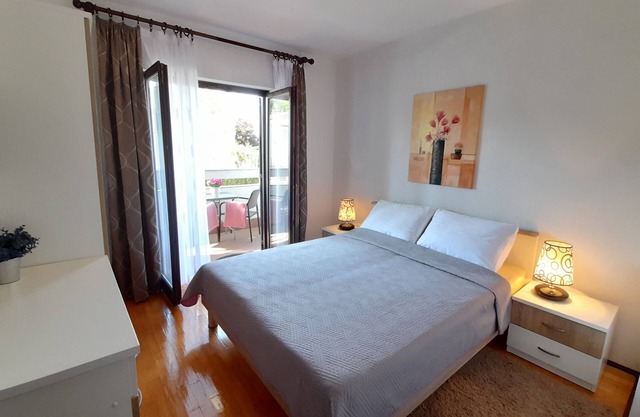 Two bedroom apartment with terrace Sveti Anton, Krk (A-5288-a)