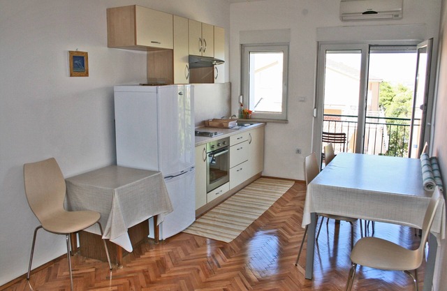 Two bedroom apartment with balcony and sea view Bilo, Primošten (A-12868-b)