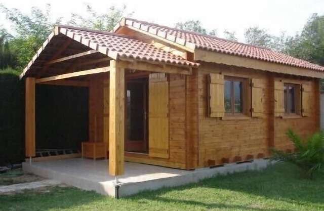 Two-bedroom apartment in the heights of Nice: Small chalet with private garden.