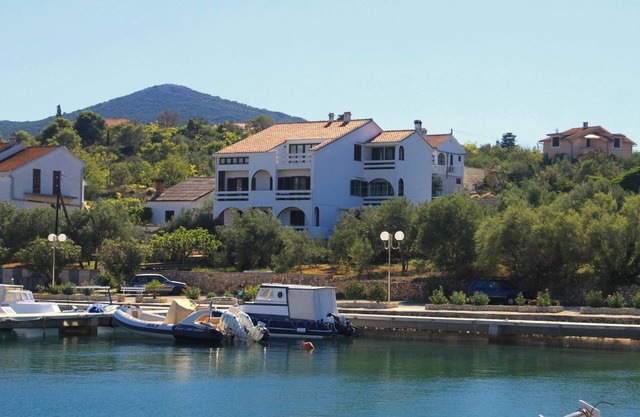 Two bedroom apartment near beach Lukoran, Ugljan (A-8397-b)