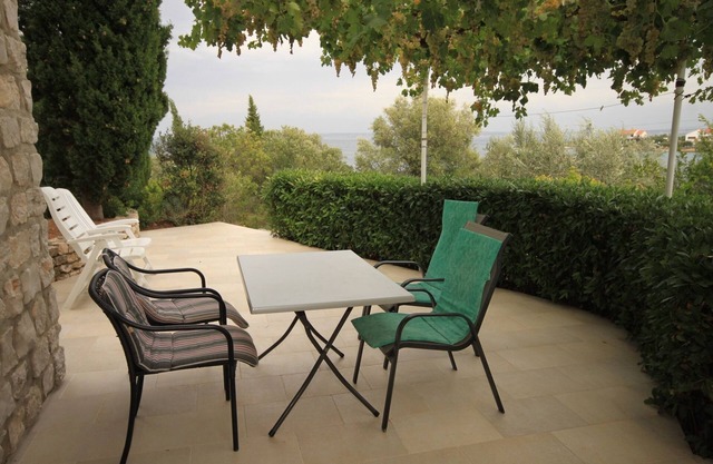 Two bedroom apartment near beach Lukoran, Ugljan (A-8494-a)