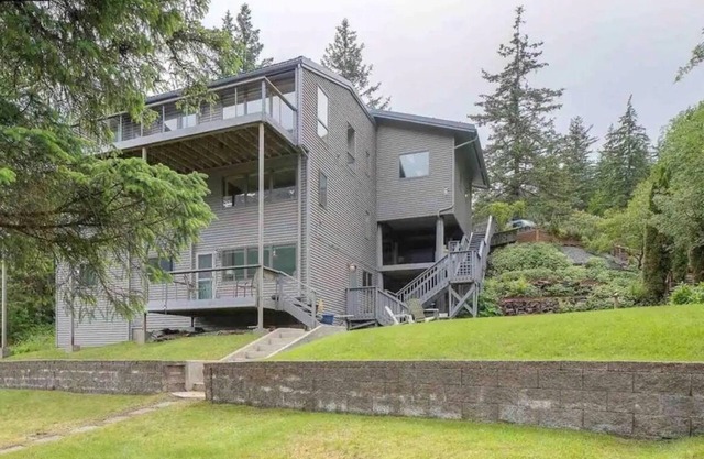 Two-bedroom apartment next to popular Sandy Beach trail