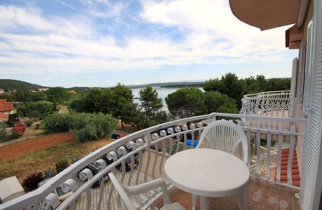 Two bedroom apartment near beach Kraj, Pašman (A-334-d)