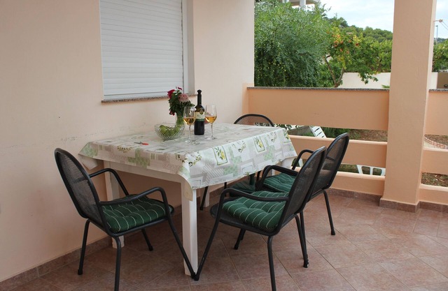 Two bedroom apartment with terrace Lukoran, Ugljan (A-836-c)