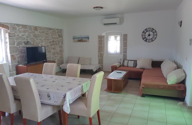 Two bedroom apartment with terrace Lukoran, Ugljan (A-11203-a)