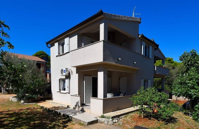 Two bedroom apartment with terrace Sušica, Ugljan (A-20758-a)