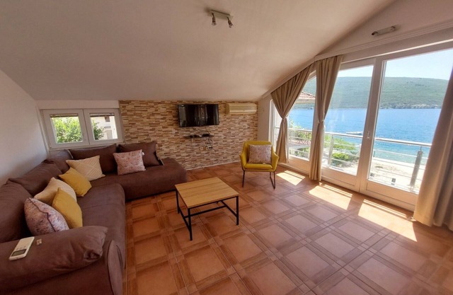 Two Bedroom Apartment With Sea View (Alba)