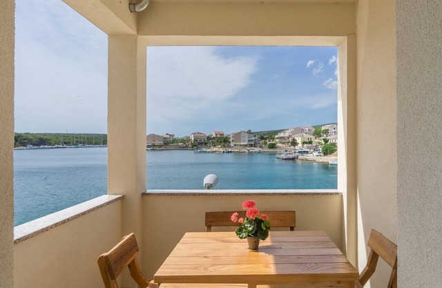 Two bedroom apartment with balcony and sea view Šimuni, Pag (A-18386-b)