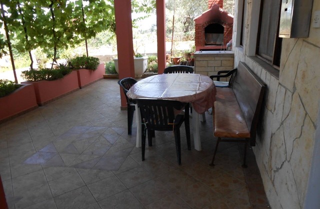Two bedroom apartment with terrace Poljana, Ugljan (A-8473-d)