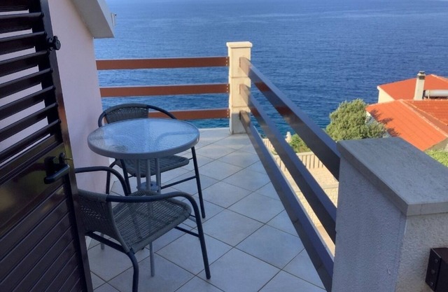 Two bedroom apartment with terrace and sea view Zavalatica, Korčula (A-9137-a)