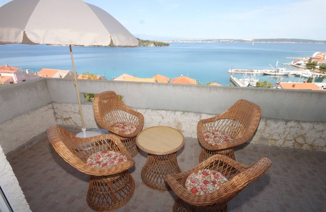 Two bedroom apartment with terrace and sea view Kali, Ugljan (A-8235-a)