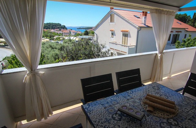 Two bedroom apartment with terrace and sea view Palit, Rab (A-4971-c)