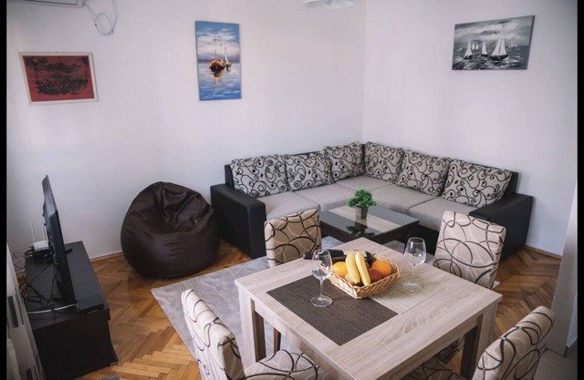 Two bedroom apartment, with city view and plenty of sunlight.