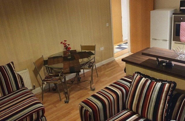 Two Bedroom Apt, Free parking, Close to UCLAN