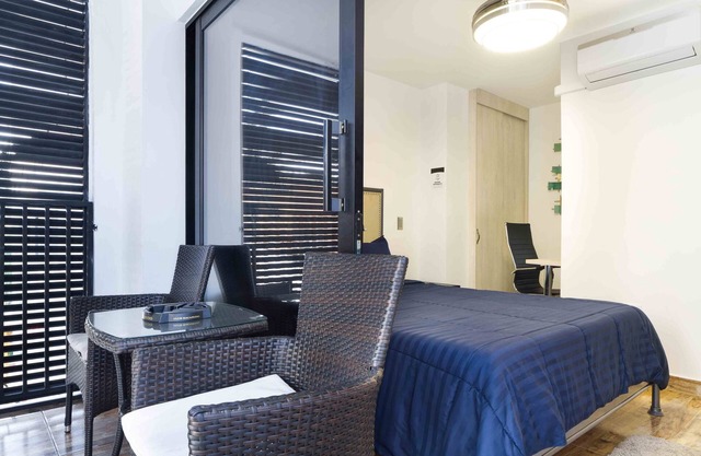 Two Bedroom Balcony AC Hot Tub Part Time Doorman Poblado